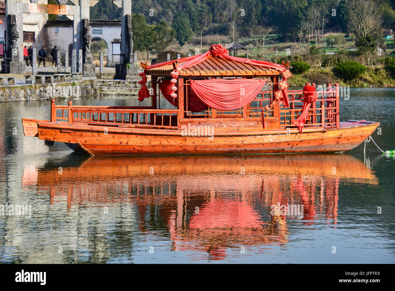 Barca nel borgo antico di Xidi, Anhui, Cina Foto Stock