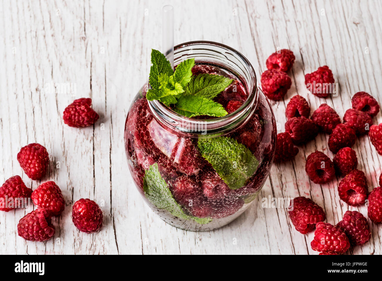 Detox acqua con rasberry bianco su sfondo di legno. Bibite salutari Foto Stock