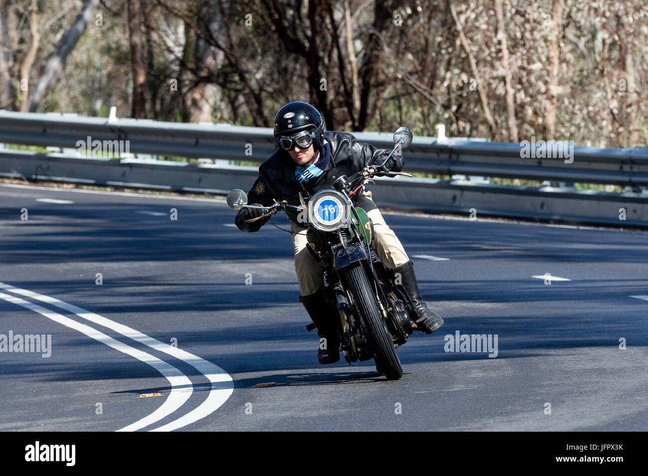 Vintage BSA motocicletta su strade di campagna vicino alla città di Birdwood, Sud Australia. Foto Stock