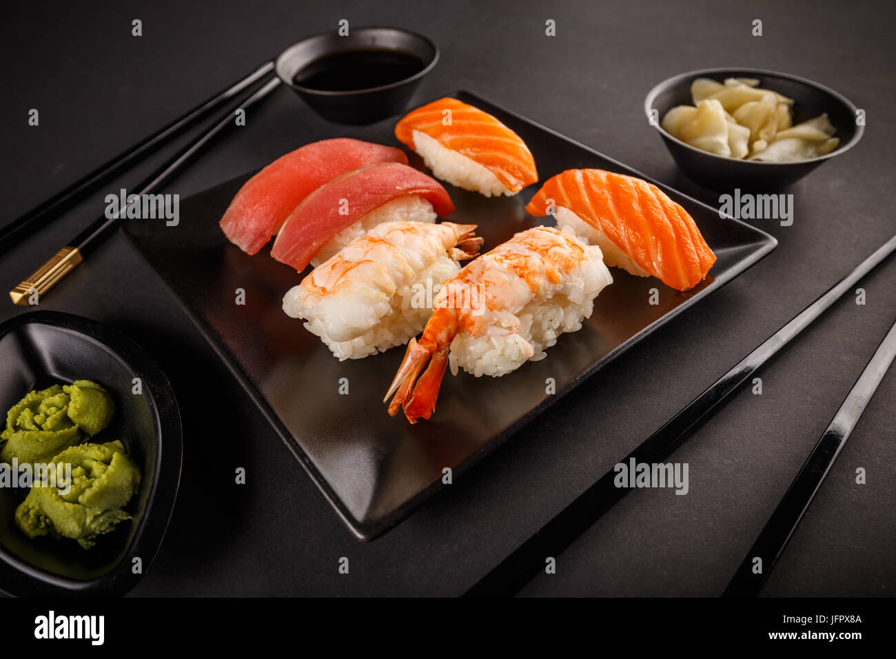 Salmone, tonno e peawn sashimi sushi rotoli serviti con wasabi, lo zenzero e la salsa di soia Foto Stock