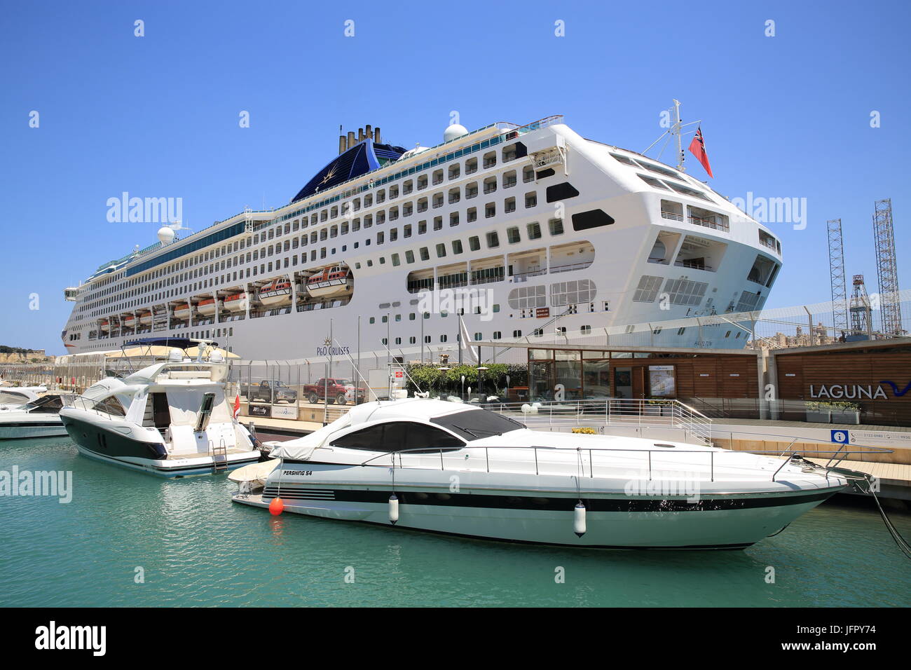 Crociera ormeggiato sul litorale di La Valletta, Malta Foto Stock