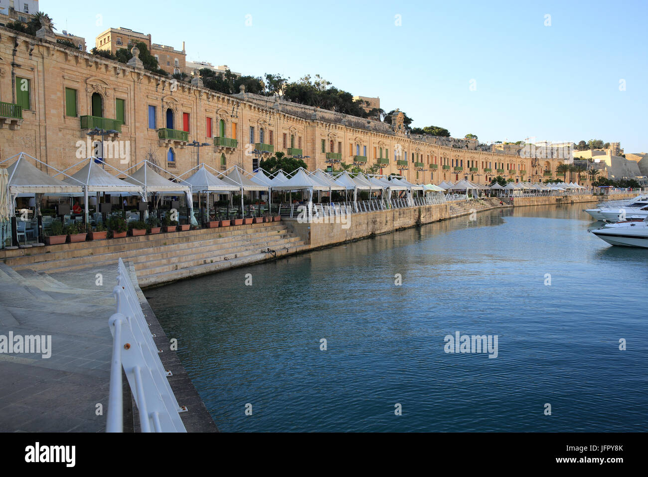 Il XIX secolo magazzini, su Pinto Wharf, sul litorale di La Valletta, rigenerata, pronto per la Città europea della cultura lo stato nel 2018, a Malta Foto Stock