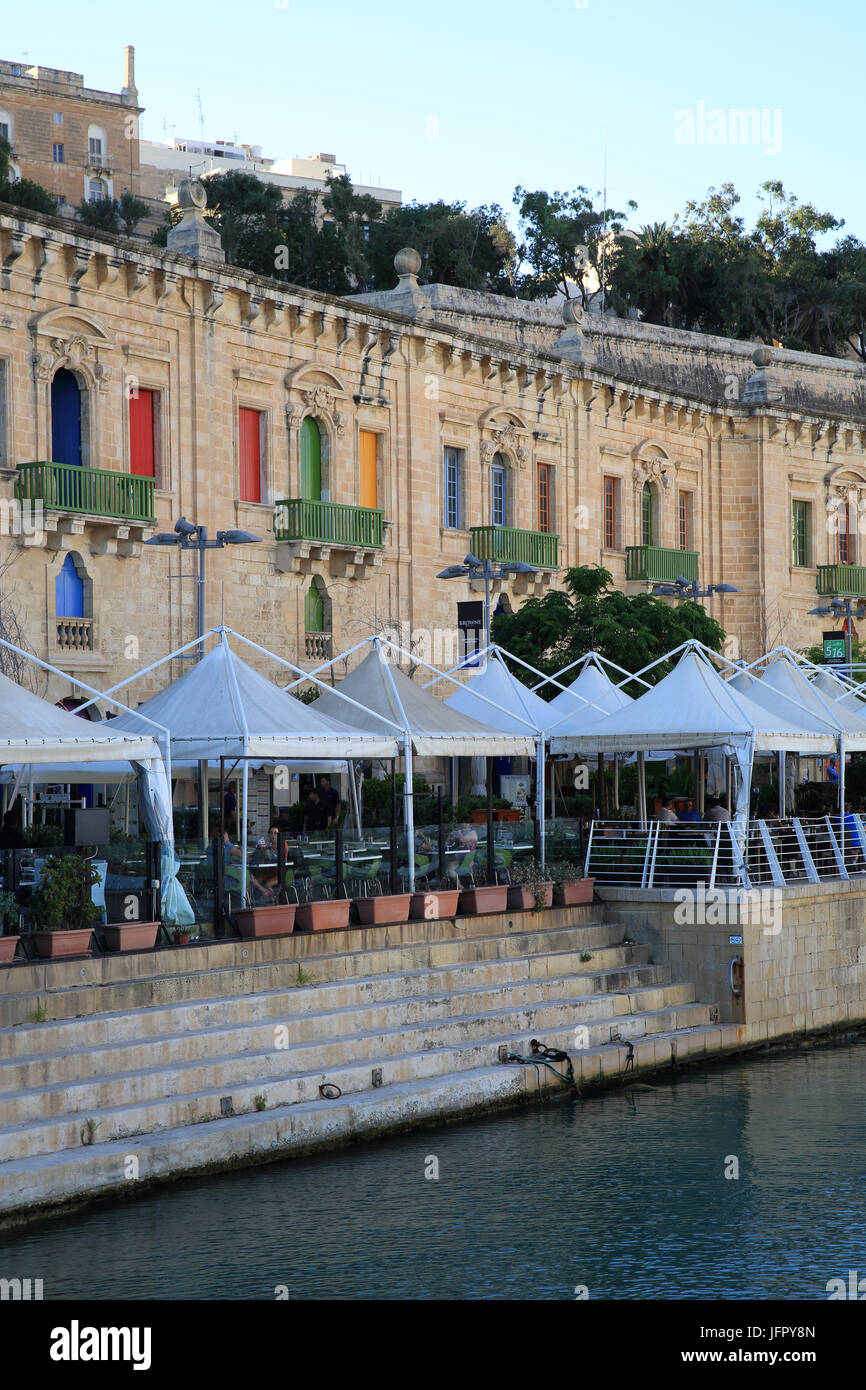 Il XIX secolo magazzini, su Pinto Wharf, sul litorale di La Valletta, rigenerata, pronto per la Città europea della cultura lo stato nel 2018, a Malta Foto Stock