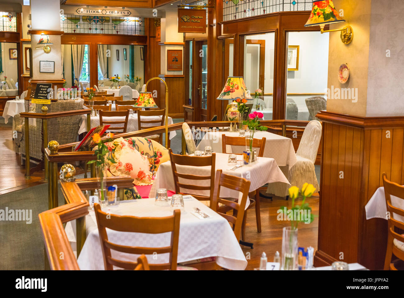 Camera con rose ristorante in stile arcade di Brisbane su Queen Street Mall. Brisbane city