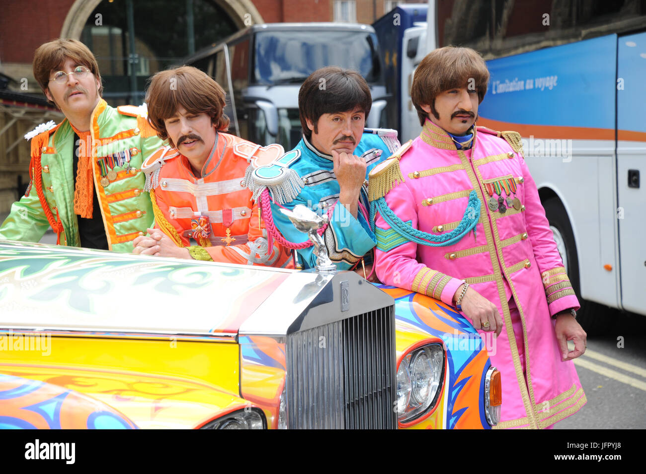 Il Bootleg Beatles frequentare un photocall con il compianto John Lennon's psichedelico Rolls-Royce Phantom auto. Il photocall è il cinquantesimo anniversario del Beatles album iconico Sgt Pepper's Lonely Hearts Club Band il 1 giugno 1967. La tribute band sono anche occasione eseguendo a fianco del Liverpool Philharmonic Orchestra presso sold-out show presso la Royal Albert Hall di Londra. Dotato di: Il Bootleg Beatles dove: Londra, Regno Unito quando: 01 giu 2017 Credit: WENN.com Foto Stock