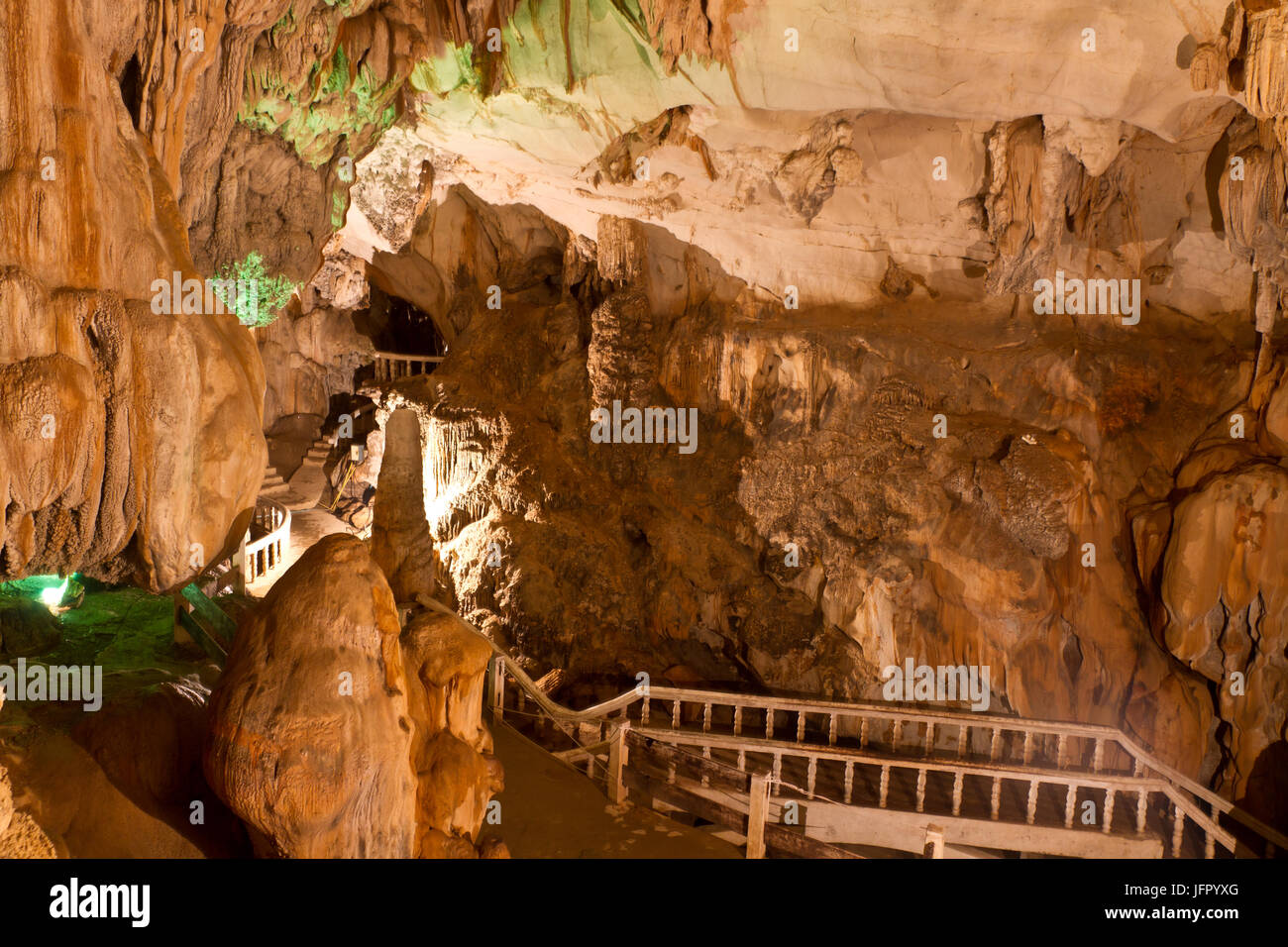 Jung in una caverna nel vangvieng,Tham Jang Foto Stock