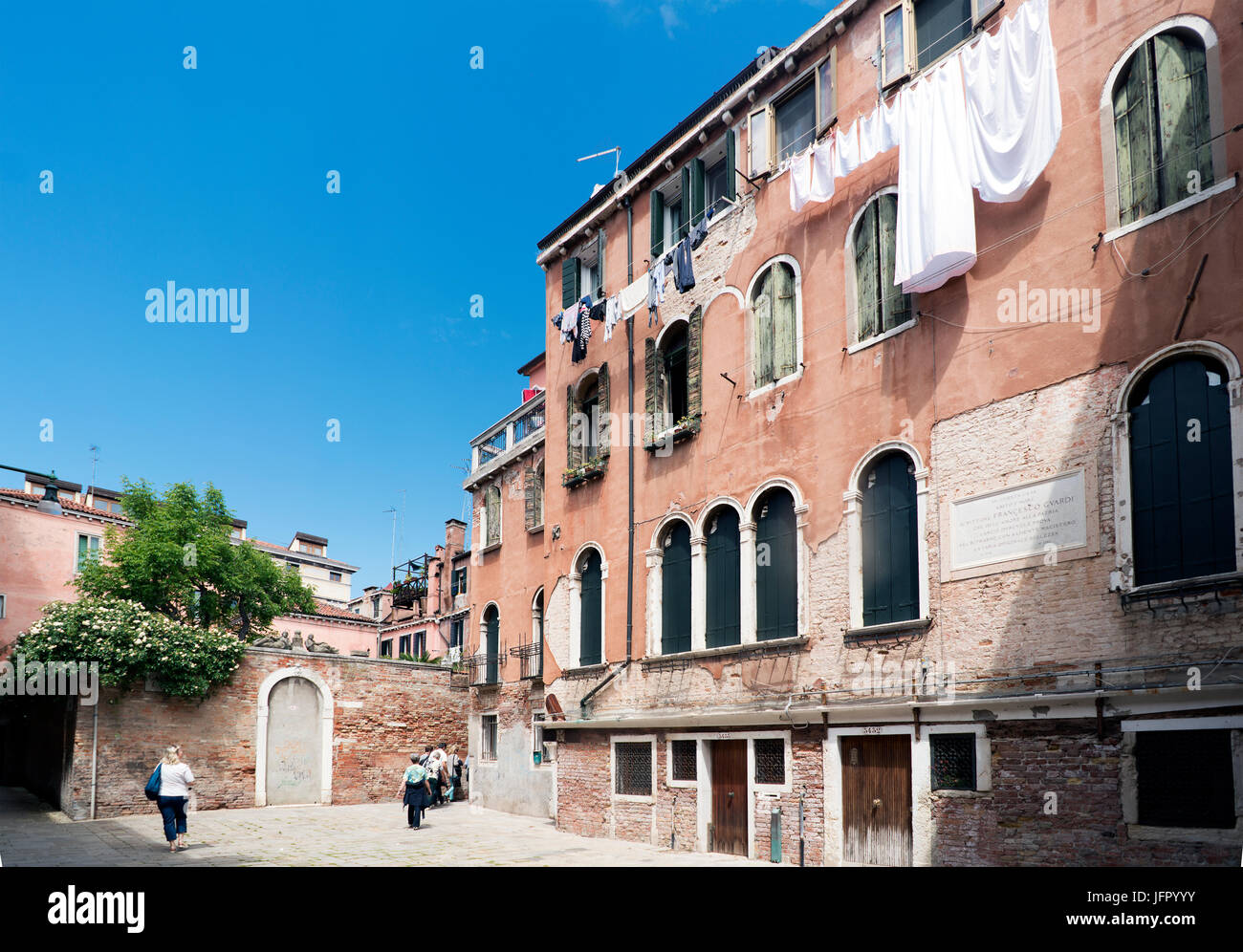 Venezia, Veneto / Italia- Maggio 21, 2017: Vista della piazza denominata " Campiello de la Madonna' nella parte più antica dell'isola di Venezia, con vestiti ly Foto Stock