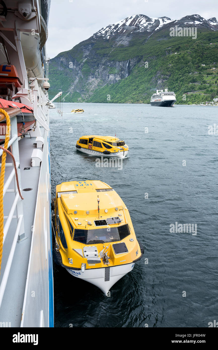 La nave di crociera AIDAsol in gara il Geirangerfjord, Norvegia Foto Stock