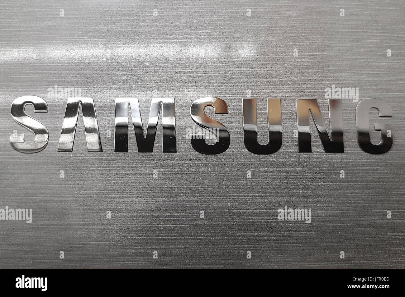 Nowy Sacz, Polonia - 30 Giugno 2017: logo Samsung sul dispositivo elettronico in Ipermercato Auchan. Samsung è un sud coreano conglomerato multinazionale compa Foto Stock