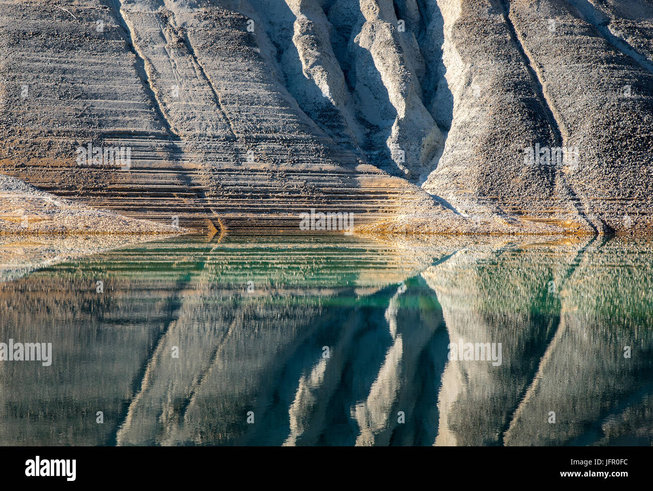 Natura dipinto astratto creato dai pendii montani sulle acque in un lago Foto Stock
