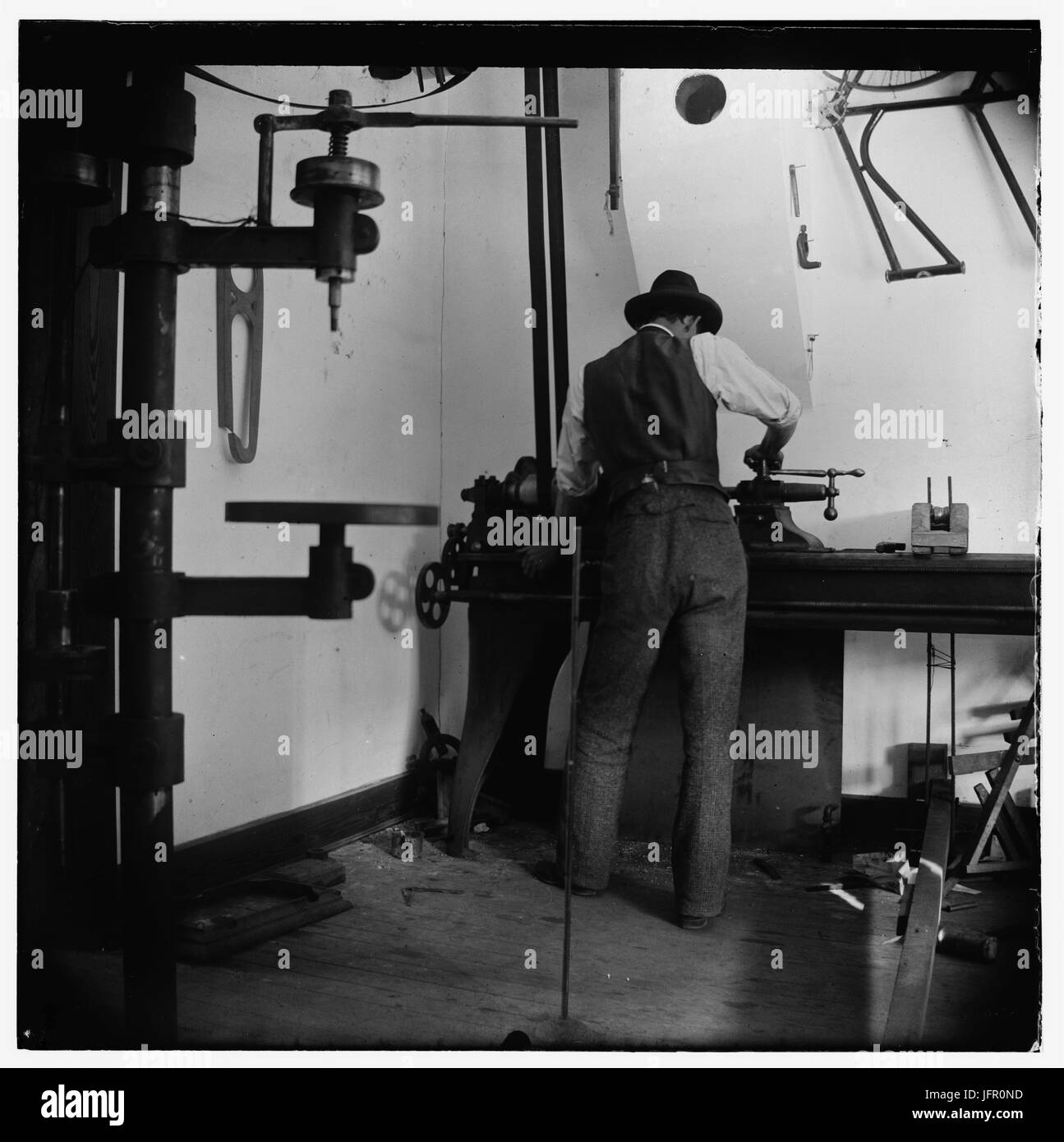 Wilbur Wright nel lavoro dei Fratelli Wright Dayton, OH negozio di biciclette, circa 1897 Foto Stock