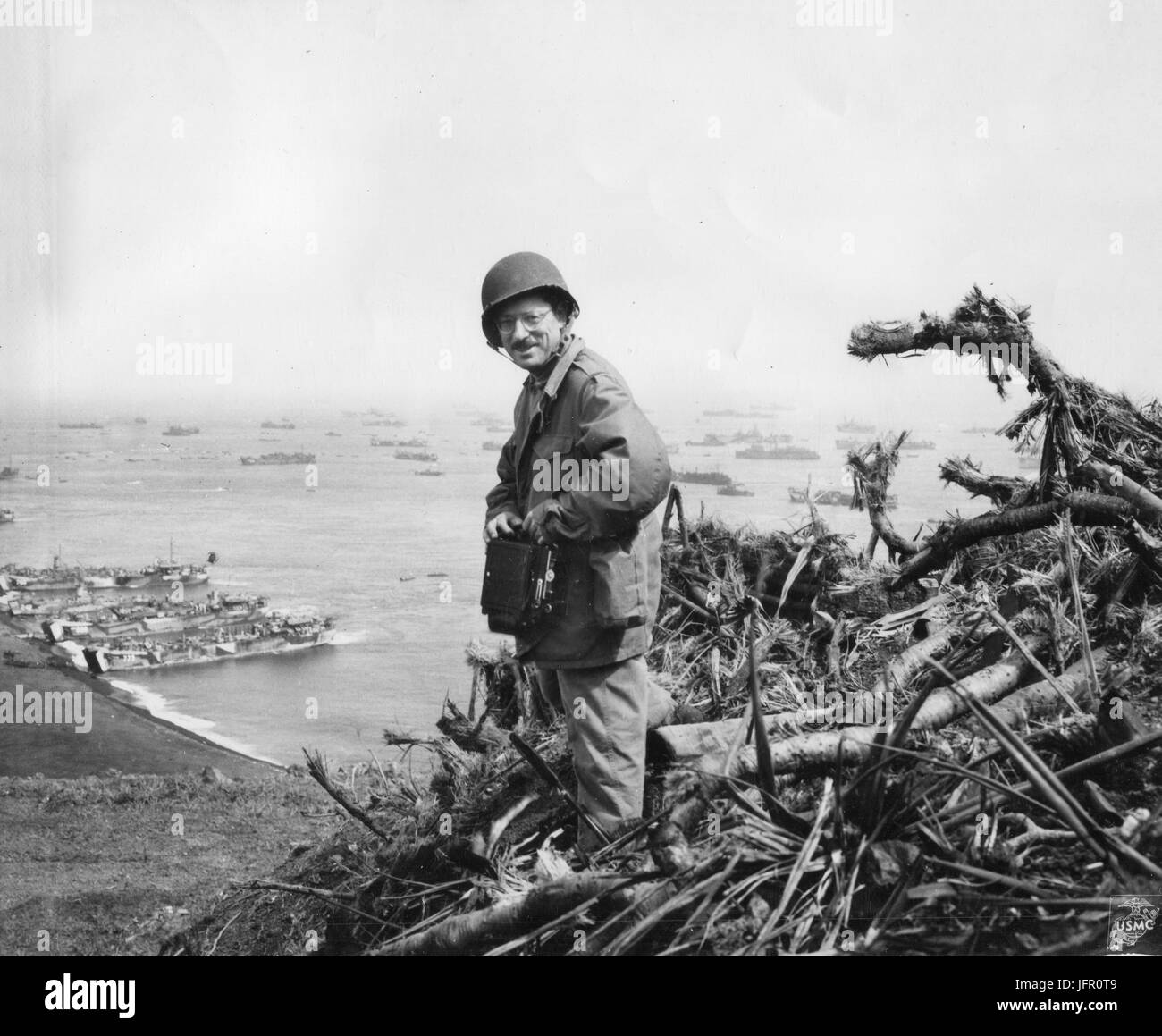 Associated Press fotografo Joe Rosenthal in posa sulla cima di Mt. Suribachi, Iwo Jima, 1 marzo 1945 Foto Stock