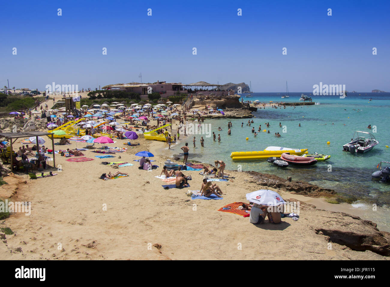 IBIZA, Spagna - 26 giugno: molti turisti alla Spiaggia Cala Conta il 26 giugno 2017, in San Antonio, nell isola di Ibiza, Spagna. Ibiza è un famoso turistica estiva d Foto Stock