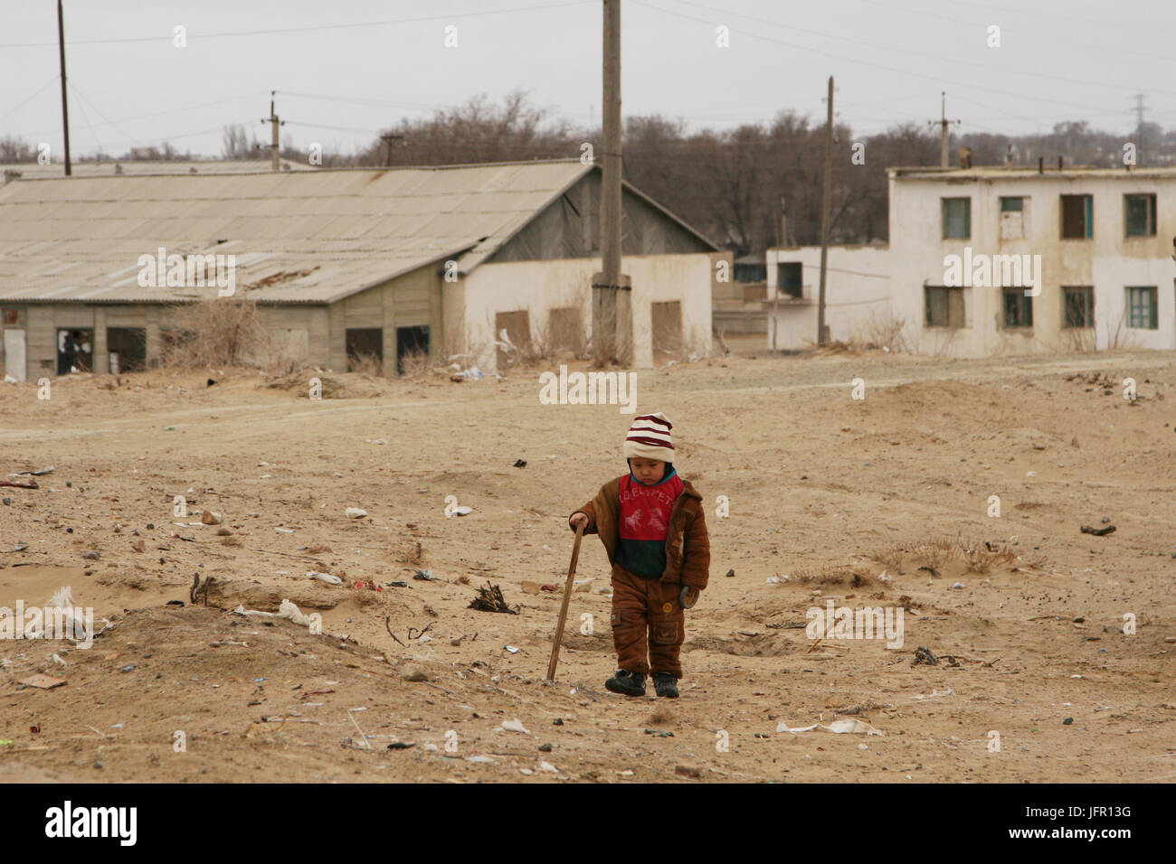 Bukhara, Uzbekistan - Marzo 08, 2009: i bambini stanno camminando per le strade di Muynak. Fino agli anni ottanta, vi era una porta sulla riva meridionale del Ar Foto Stock