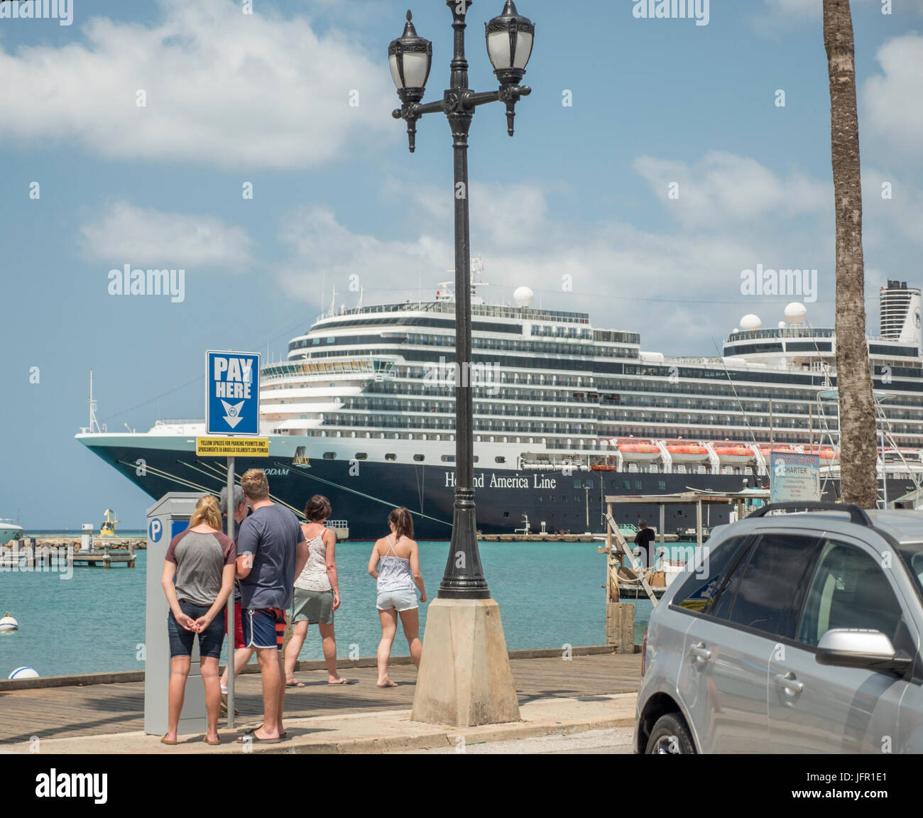 Holland America MS Eurodam ormeggiata in Oranjestad Aruba, pagare per il parcheggio scherzo Shot per nave da crociera Foto Stock