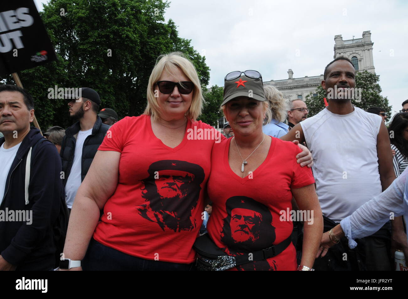 Donne che indossano Jeremy Corbyn T-shirt, presso la John McDonnell's Anti-Tory marzo a Londra. Foto Stock