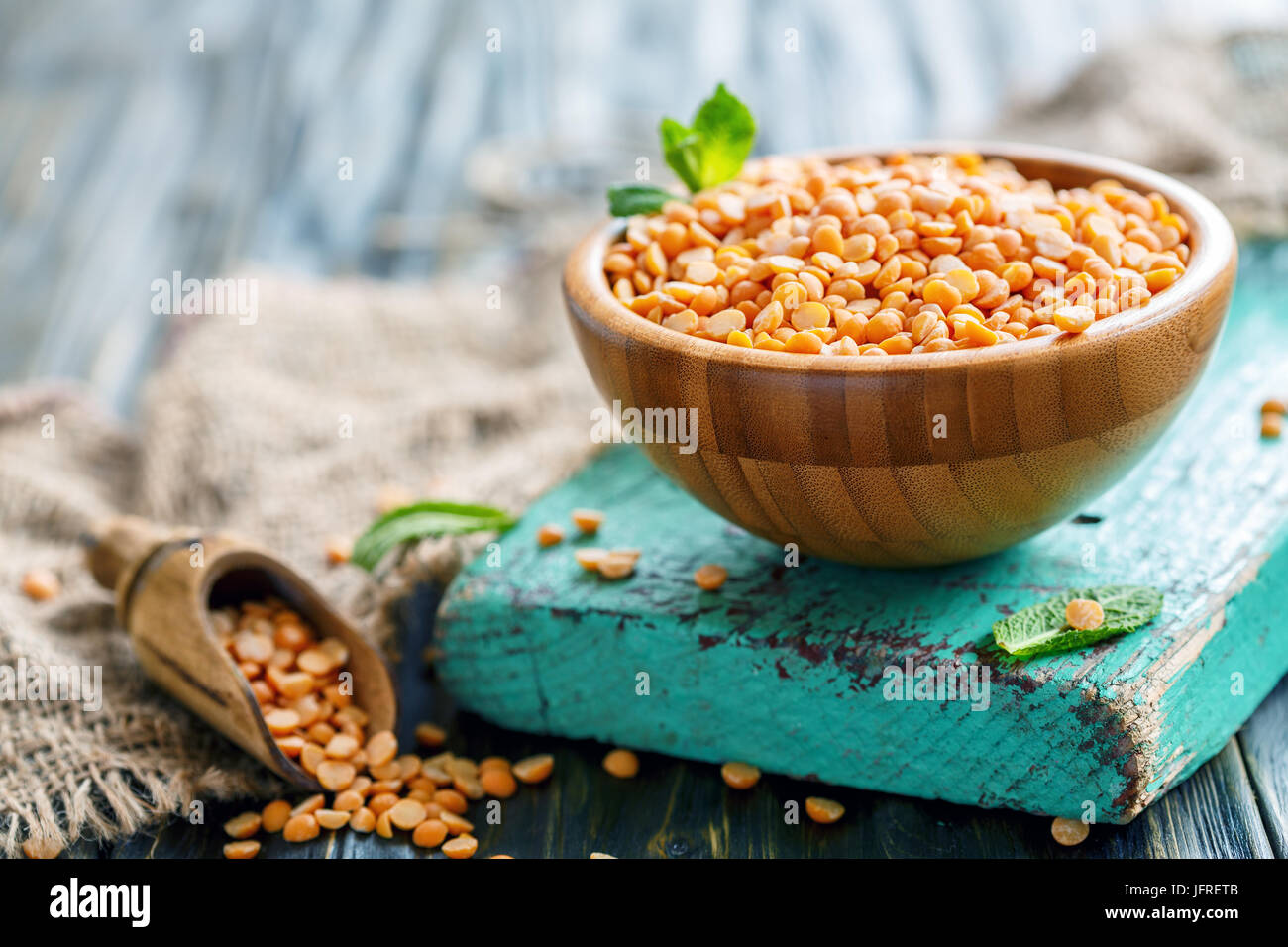 Ciotola a secco con piselli gialli. Foto Stock