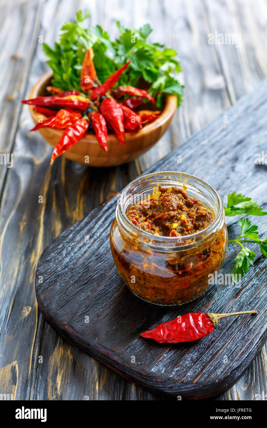 Salsa al peperoncino piccante in un vasetto di vetro. Foto Stock