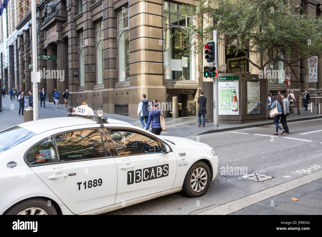 Sydney taxi viaggiano lungo la Pitt Street nel centro di Sydney, Australia Foto Stock