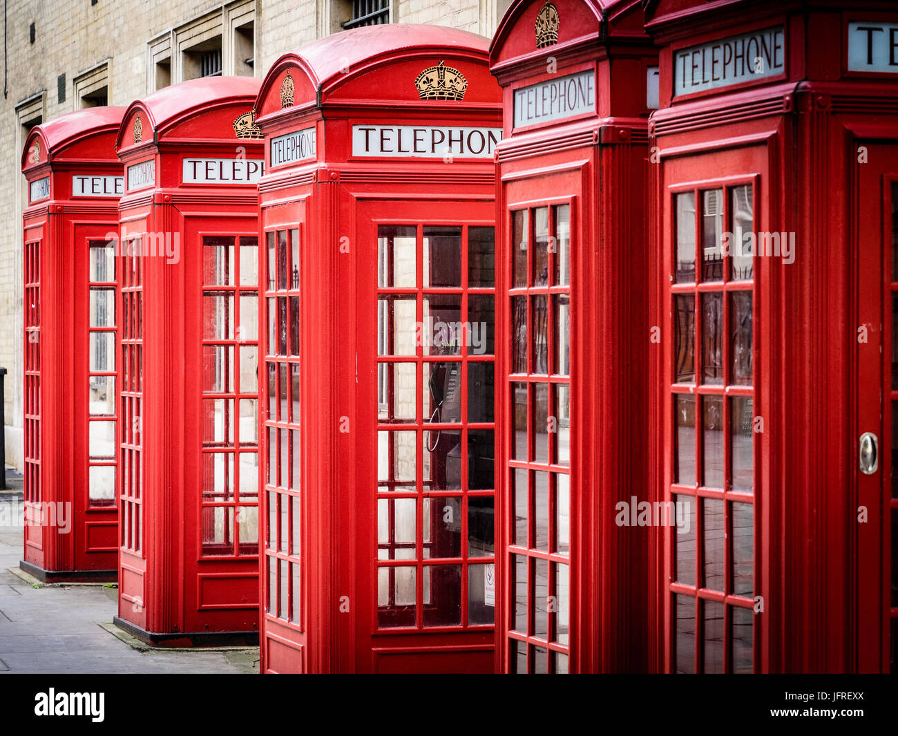 Le cabine telefoniche di Londra - tradizionale rosso British cabine telefoniche, progettato da Sir Giles Gilbert Scott, nel West End di Londra Foto Stock