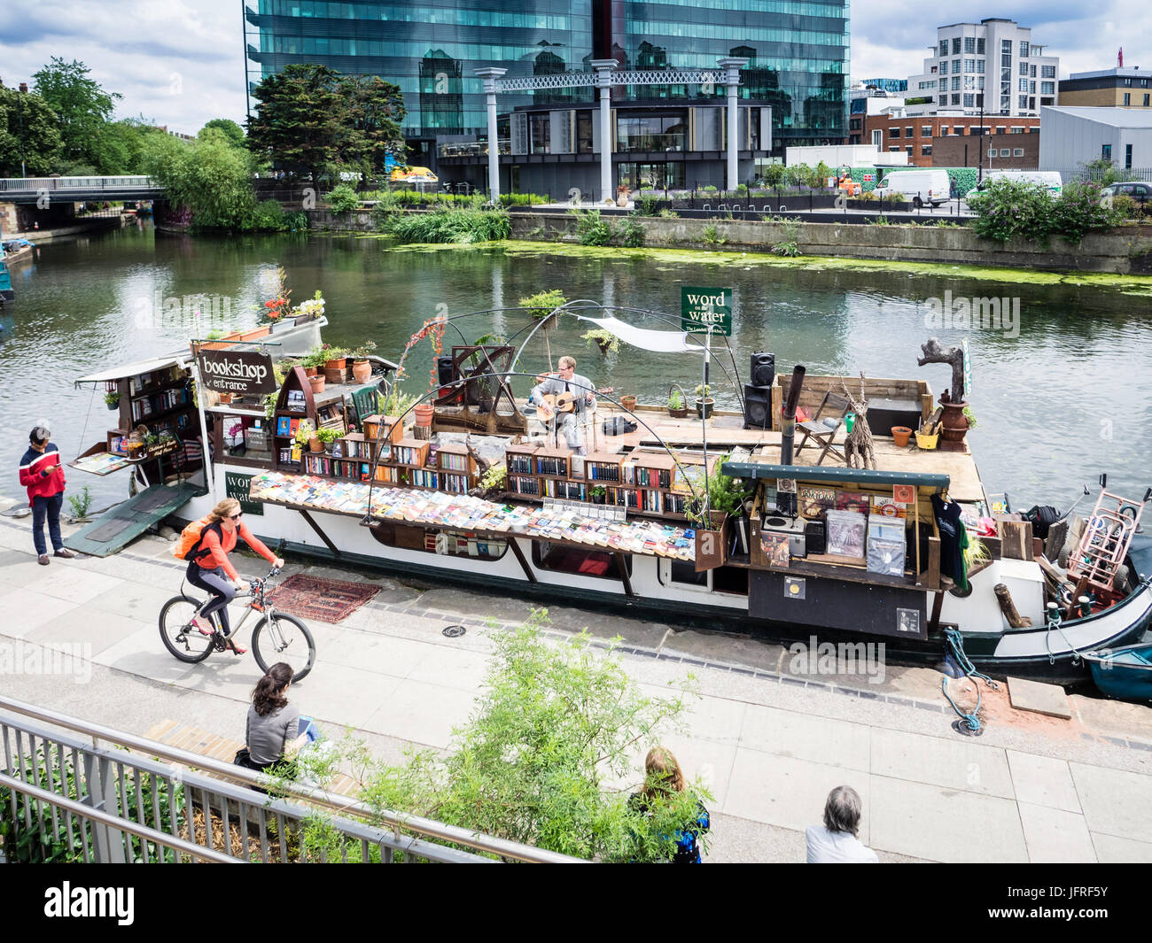 London Book Barge - la libreria galleggiante "Word on the Water" sul canale di Londra Regents, vicino alla stazione di Kings Cross. Foto Stock