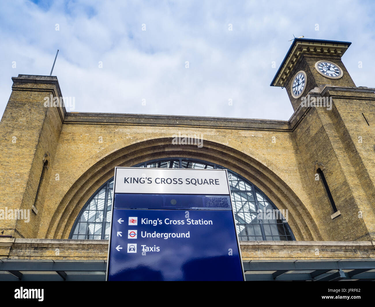 Kings Cross Square presso la stazione di Kings Cross nel centro di Londra REGNO UNITO Foto Stock