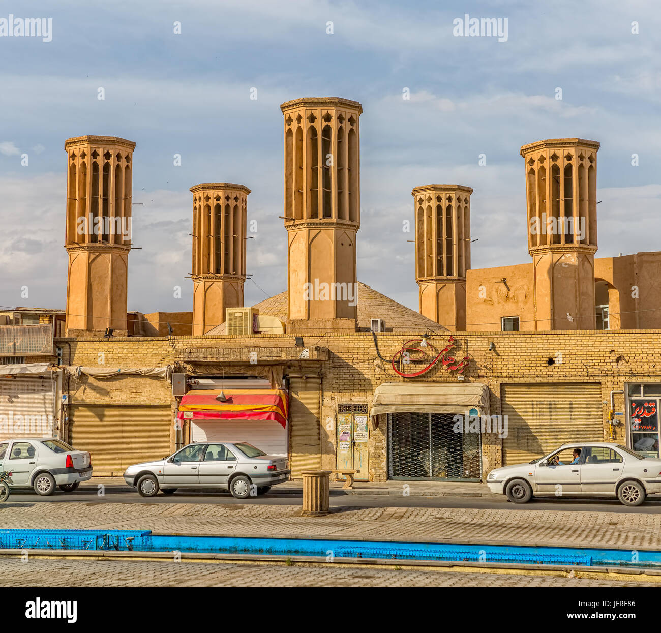 YAZD, IRAN - 5 Maggio 2015: Windcatcher Towers è un tradizionale Persiano elemento architettonico per creare una ventilazione naturale negli edifici, vista dal Foto Stock