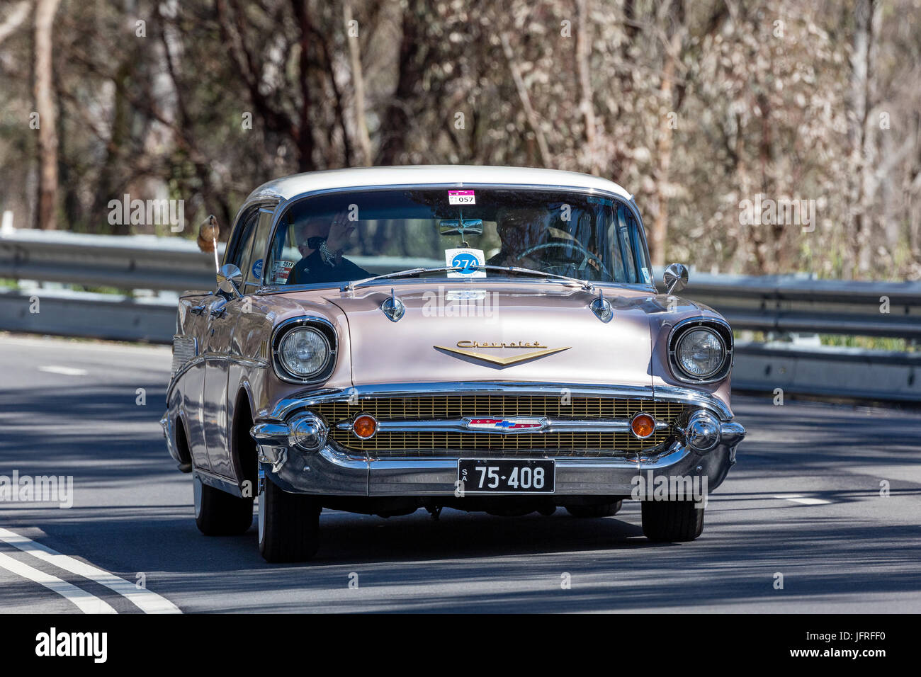 L'annata 1957 Chevrolet Belair Sport Sedan guida su strade di campagna vicino alla città di Birdwood, Sud Australia. Foto Stock