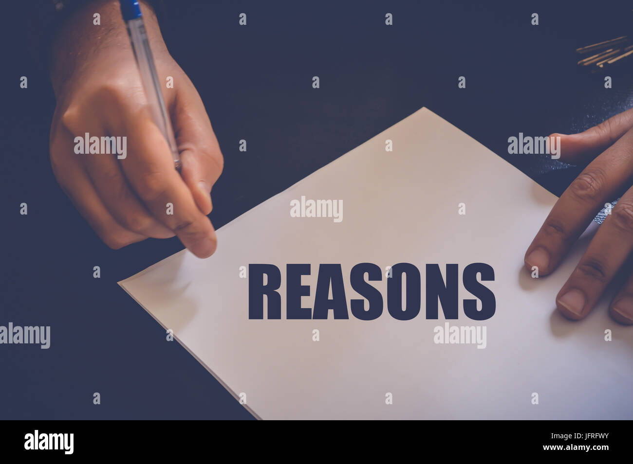 Motivi, uomo d'affari la scrittura su carta bianca in ufficio Foto Stock