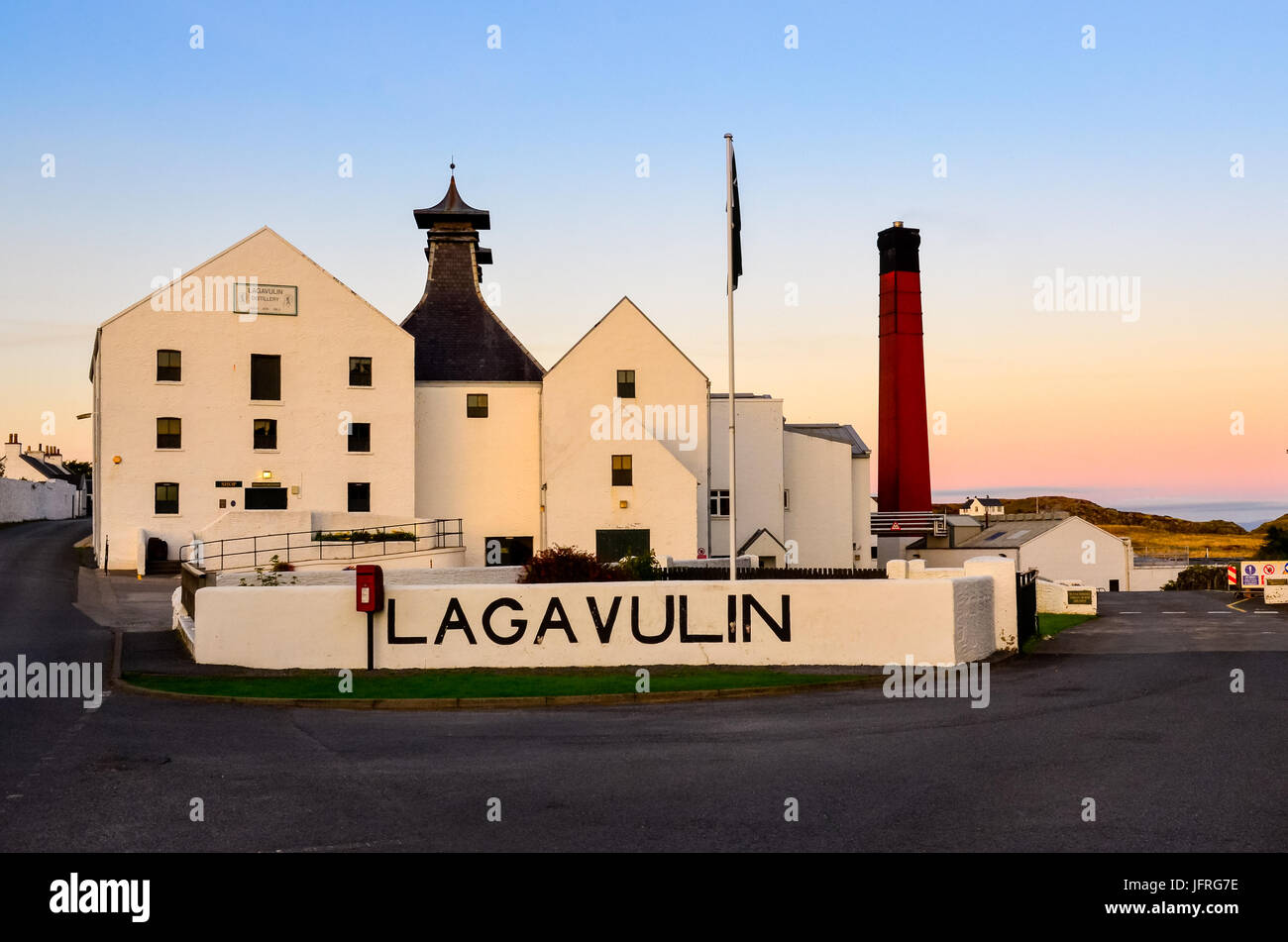 ISLAY, Regno Unito - 25 August 2013: distilleria di Lagavulin fabbrica dopo il tramonto, Islay, Regno Unito Foto Stock