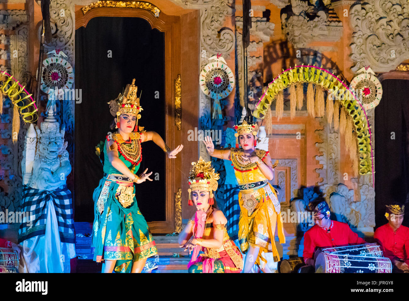 Bali, Indonesia - 2 Maggio 2017: Bali tradizionale ballerini eseguono Ramayana Ballet, una tradizionale storia indù a Puri Saren Palazzo Bali Ubud Foto Stock