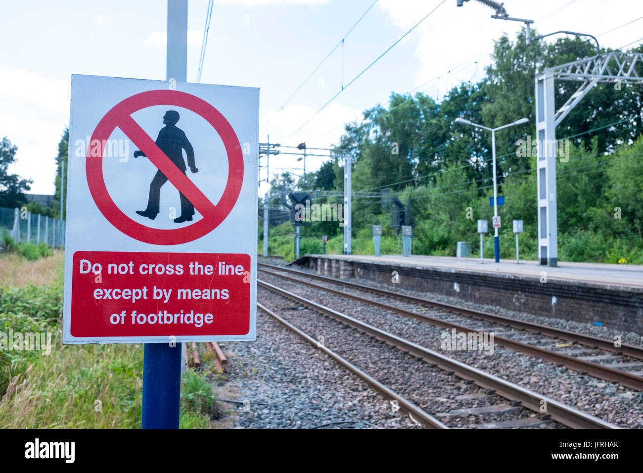 I passeggeri non devono attraversare la linea ferroviaria segno di avvertimento a Sandbach stazione ferroviaria CHESHIRE REGNO UNITO Foto Stock