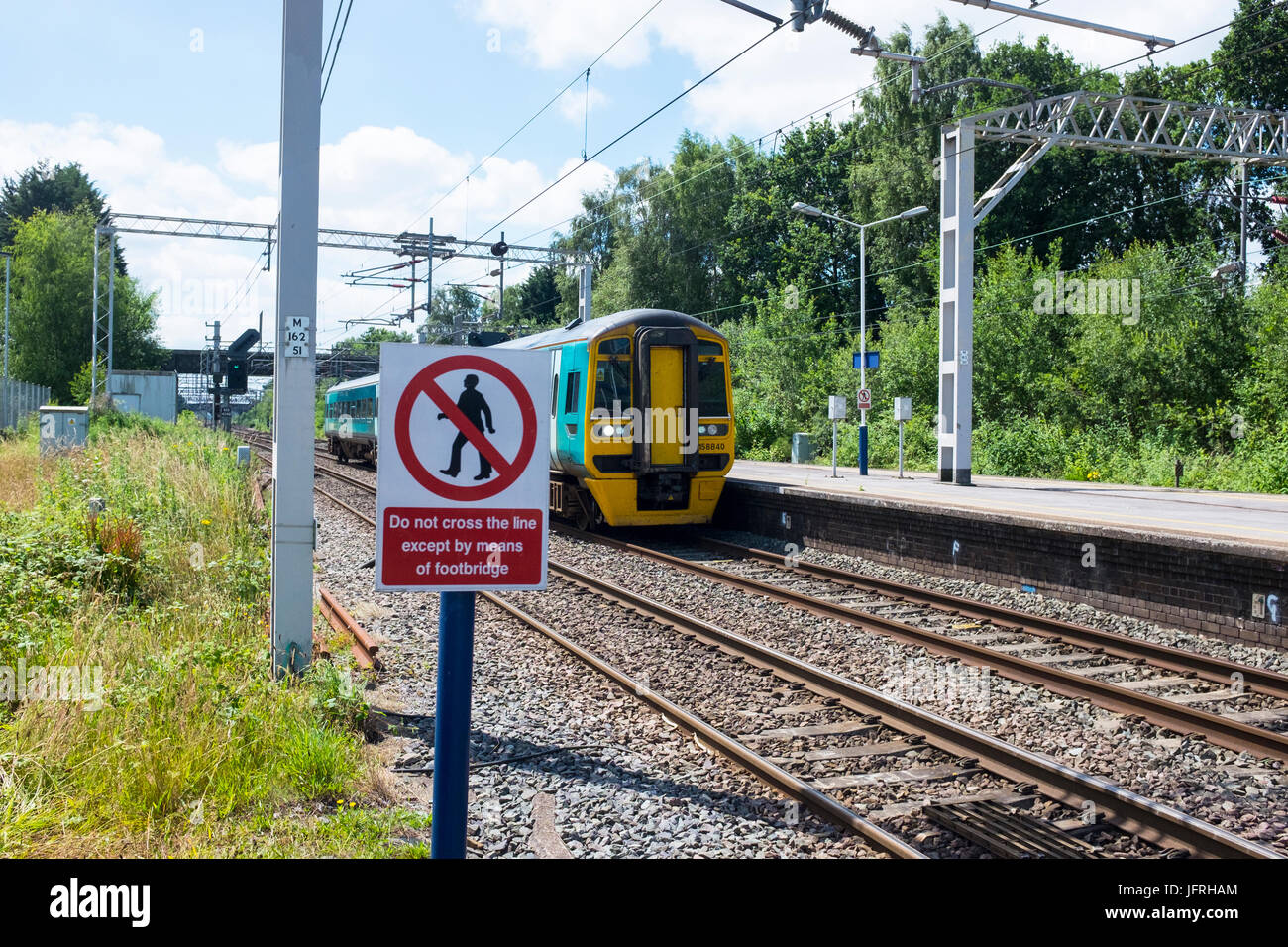 I passeggeri non devono attraversare la linea ferroviaria segno di avvertimento a Sandbach stazione ferroviaria CHESHIRE REGNO UNITO Foto Stock