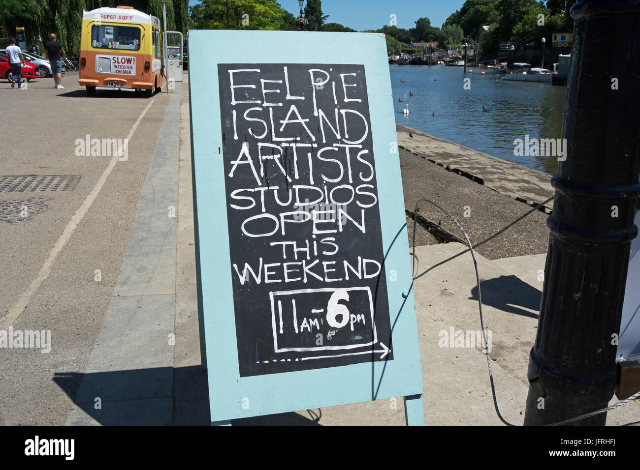 Eel pie island artisti aprire questo weekend, banner segno il Riverside a Twickenham, middlesex, Inghilterra Foto Stock