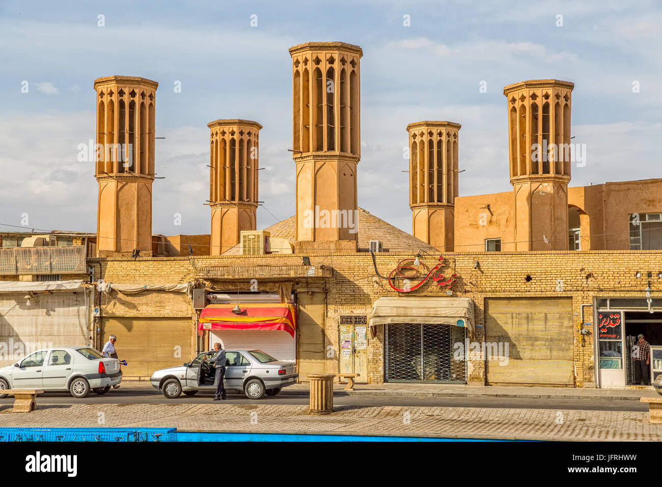 YAZD, IRAN - 5 Maggio 2015: Badgirs Towers è un tradizionale Persiano elemento architettonico per creare una ventilazione naturale negli edifici, vista da te Foto Stock