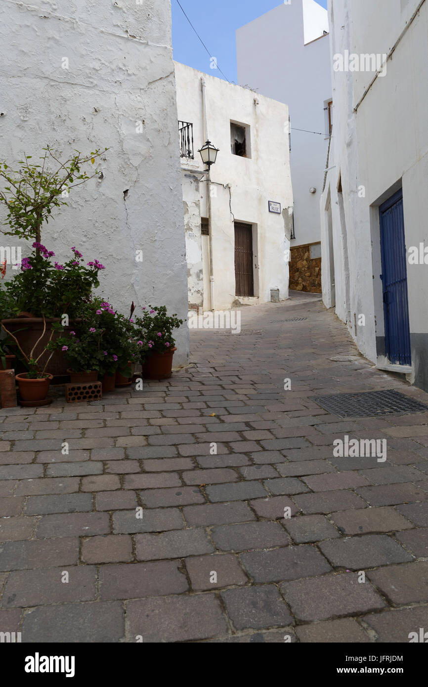 Mojacar, tipica strada stretta della città vecchia, provincia di Almeria, Andalusia, Spagna Foto Stock