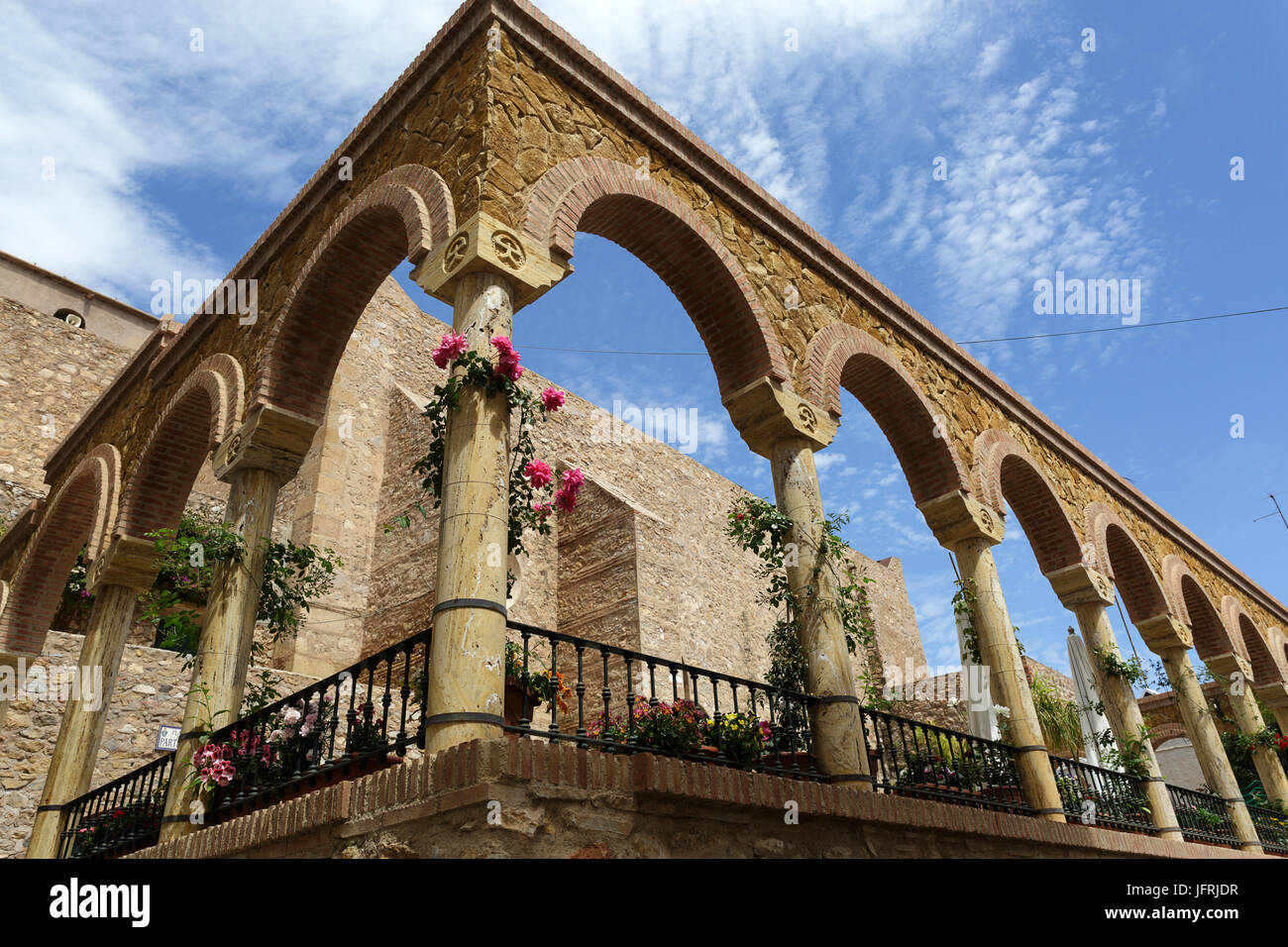 Mojacar, Città Vecchia, cortile della chiesa mediterranea, provincia di Almeria, Andalusia, Spagna Foto Stock