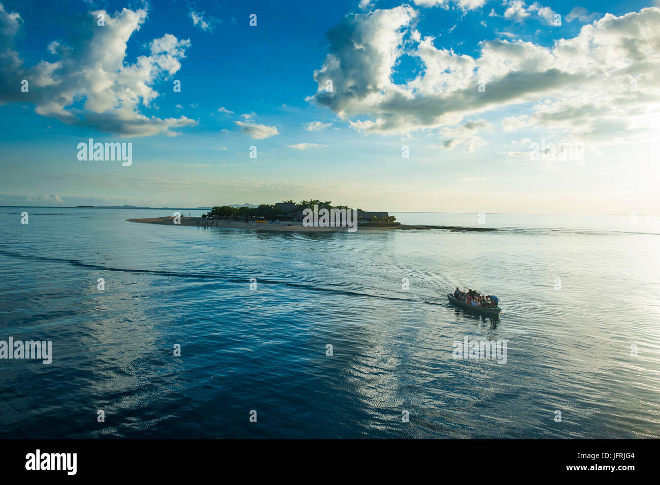 Nuvole drammatico al tramonto sopra le isole Mamanucas, Figi e Sud Pacifico Foto Stock