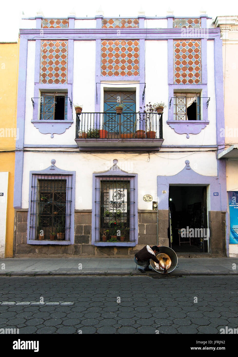 La città di Puebla, PUEBLA, Messico - 2012: una casa nel centro storico con la sua facciata visualizzazione talevera piastrelle, caratteristica di questa città. Foto Stock