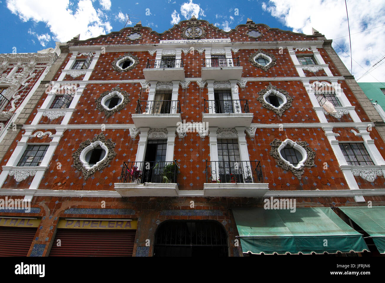La città di Puebla, PUEBLA, Messico - 2012: un edificio nel centro storico con la sua facciata visualizzazione talevera piastrelle, caratteristica di questa città. Foto Stock