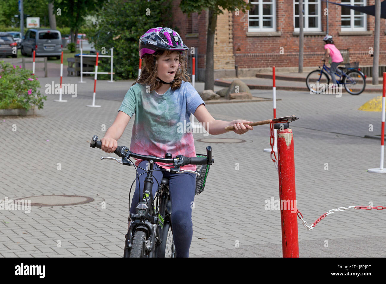 La scuola primaria ragazza durante la lezione di ciclismo Foto Stock