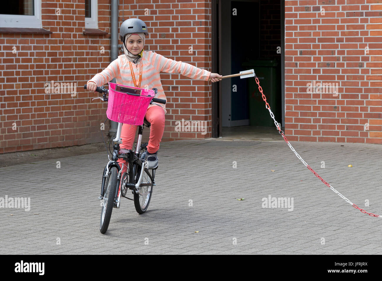 La scuola primaria ragazza durante la lezione di ciclismo Foto Stock