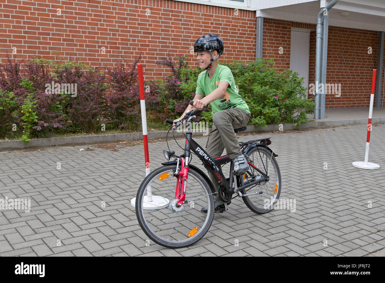 La scuola primaria ragazzo durante la lezione di ciclismo Foto Stock