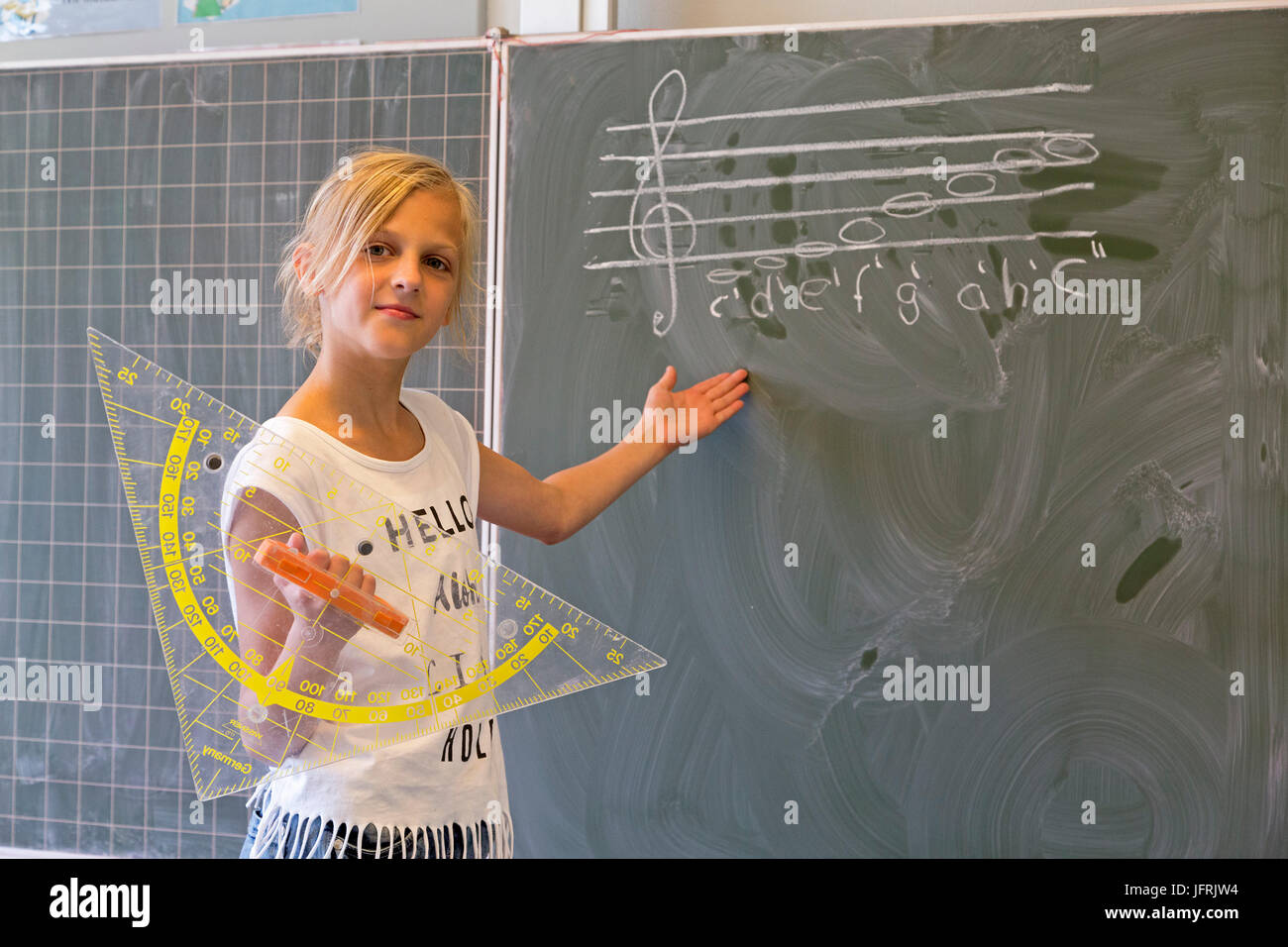 La ragazza alla pensione presso la scuola primaria Foto Stock