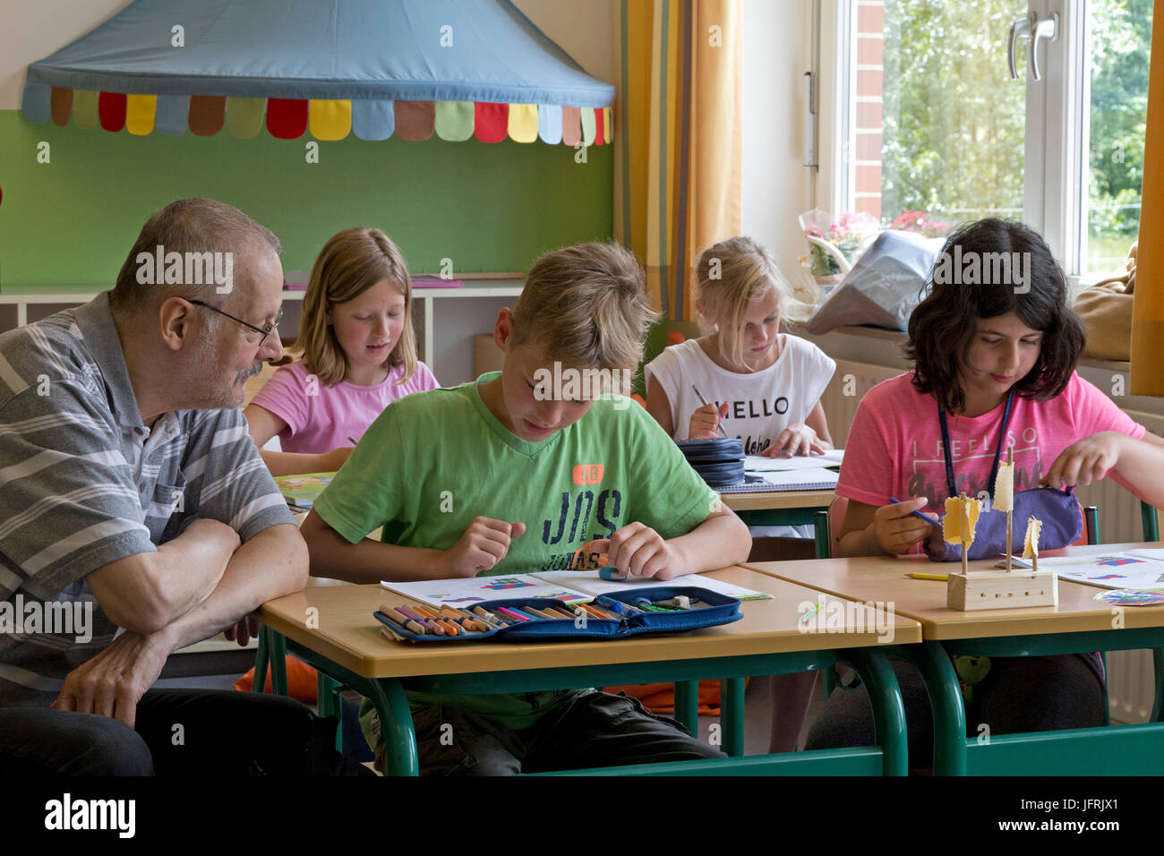 La scuola primaria ragazzo con la scuola escort presso la scuola primaria Foto Stock