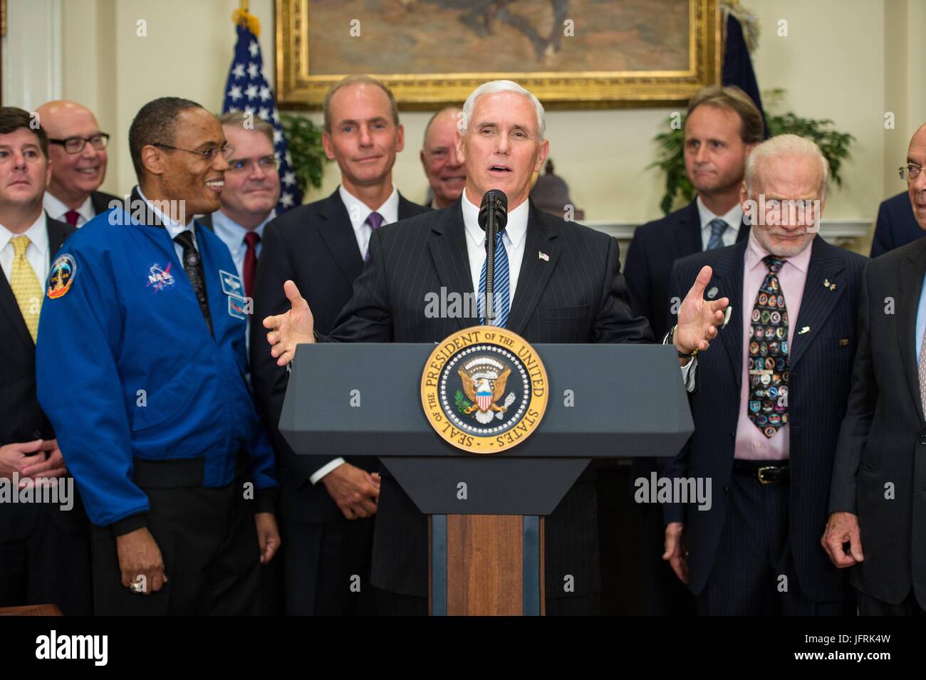 U.S Vice Presidente Mike Pence introduce presidente Donald Trump a firmare un ordine esecutivo ristabilire la Nazionale consiglio di spazio nella sala Roosevelt della Casa Bianca Giugno 30, 2017 a Washington, DC. Vice Presidente Mike Pence, presiederà il Consiglio. Foto Stock
