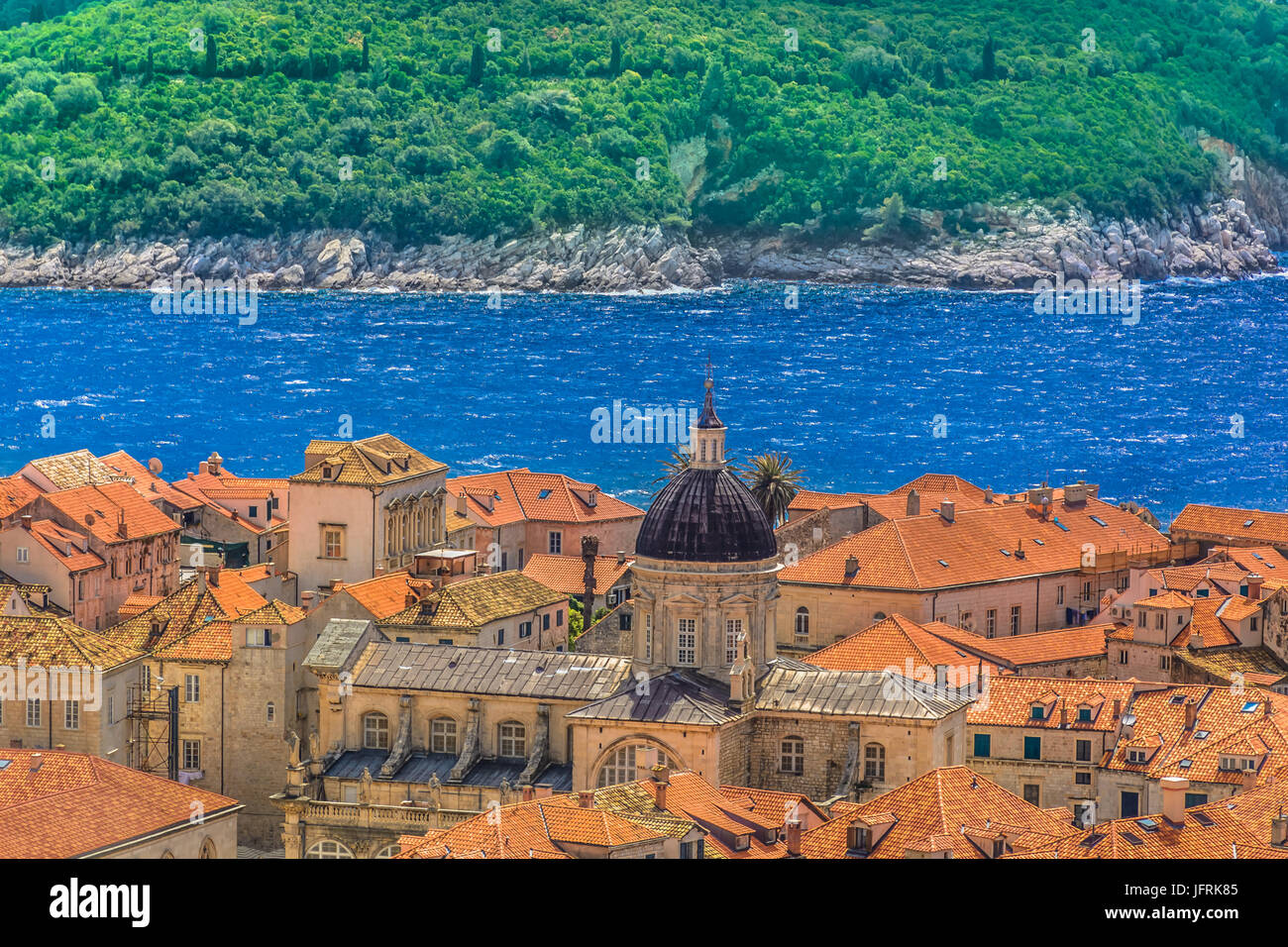 Vista aerea sulla cattedrale dal mare nella città di Dubrovnik, Croazia. Foto Stock