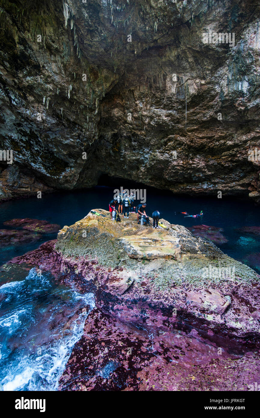 I subacquei la preparazione per la loro immersione in grotta grotta crollò in Saipan, Marianne settentrionali, Pacifico centrale Foto Stock