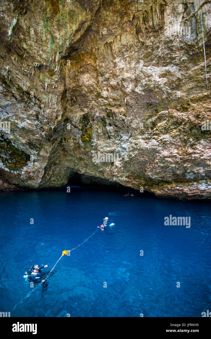 I subacquei la preparazione per la loro immersione in grotta grotta crollò in Saipan, Marianne settentrionali, Pacifico centrale Foto Stock