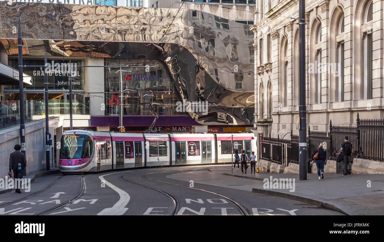 Un Midland Metro Urbos 3 tram in Stephenson Street, Birmingham, Inghilterra. Grand Central, Nuova stazione St, NatWest bank in background. Foto Stock
